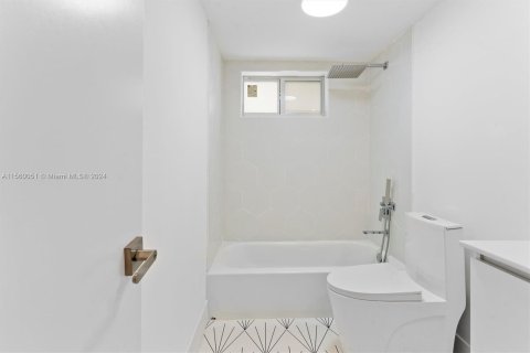 Condo in Miami Beach, Florida, 1 bedroom  № 1097008 - photo 13