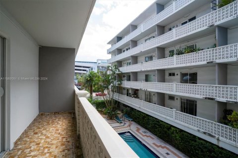 Condo in Miami Beach, Florida, 1 bedroom  № 1097008 - photo 20