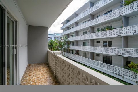 Condo in Miami Beach, Florida, 1 bedroom  № 1097008 - photo 18