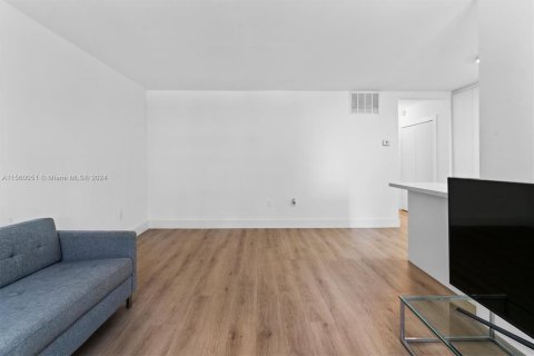 Condo in Miami Beach, Florida, 1 bedroom  № 1097008 - photo 10