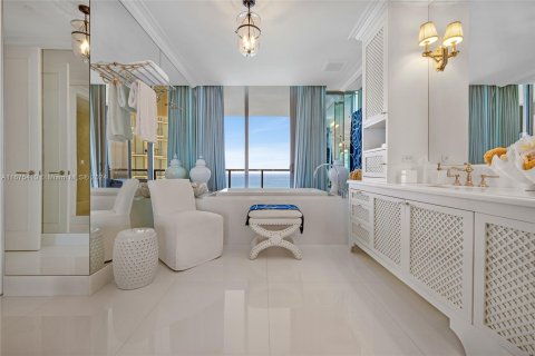 Condominio en venta en Bal Harbour, Florida, 6 dormitorios, 636.19 m2 № 1402605 - foto 2