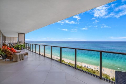 Condominio en venta en Bal Harbour, Florida, 6 dormitorios, 636.19 m2 № 1402605 - foto 1