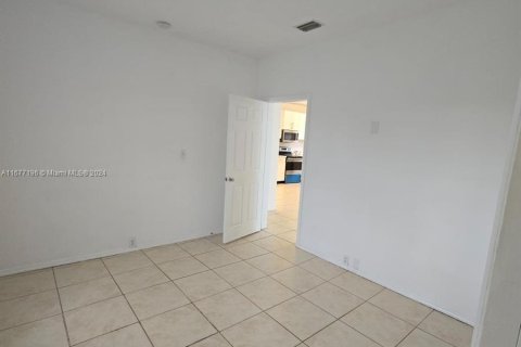 House in Miami, Florida 3 bedrooms, 110 sq.m. № 1402654 - photo 22