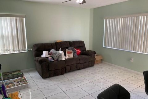 Townhouse in Miami, Florida 3 bedrooms, 169.08 sq.m. № 1024050 - photo 7