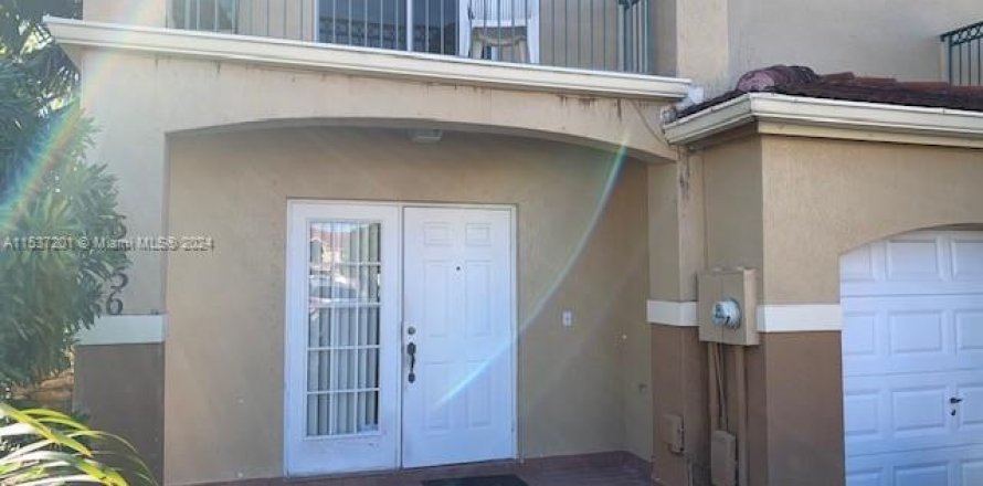 Townhouse in Miami, Florida 3 bedrooms, 169.08 sq.m. № 1024050
