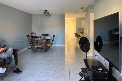 Touwnhouse à vendre à Miami, Floride: 3 chambres, 169.08 m2 № 1024050 - photo 4