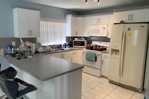 Townhouse in Miami, Florida 3 bedrooms, 169.08 sq.m. № 1024050 - photo 5