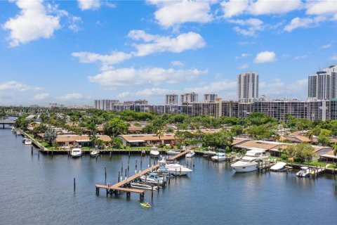 Touwnhouse à vendre à Hallandale Beach, Floride: 3 chambres, 156.08 m2 № 1331519 - photo 2