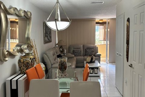 Condominio en venta en Hialeah, Florida, 2 dormitorios, 87.51 m2 № 1241919 - foto 25