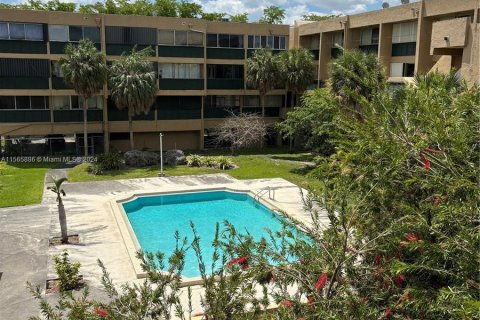 Condominio en venta en Hialeah, Florida, 2 dormitorios, 87.51 m2 № 1241919 - foto 1