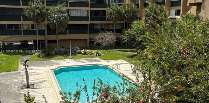 Condominio en Hialeah, Florida, 2 dormitorios  № 1241919