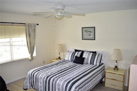 Condo in Sunrise, Florida, 2 bedrooms  № 1241926 - photo 17