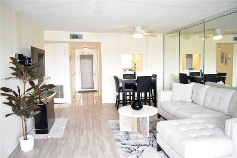 Condo in Sunrise, Florida, 2 bedrooms  № 1241926 - photo 2