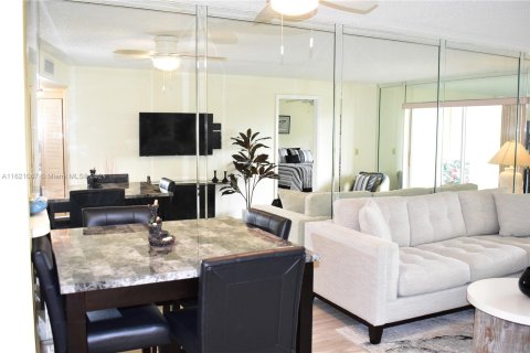 Condo in Sunrise, Florida, 2 bedrooms  № 1241926 - photo 6