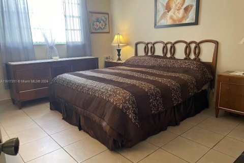 Condo in Lauderdale Lakes, Florida, 2 bedrooms  № 1241964 - photo 18