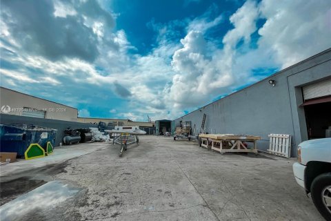 Commercial property in Hialeah, Florida № 1050539 - photo 11