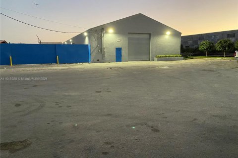 Commercial property in Hialeah, Florida № 1050539 - photo 1