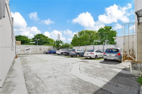 Propiedad comercial en venta en Miami, Florida № 1331611 - foto 19