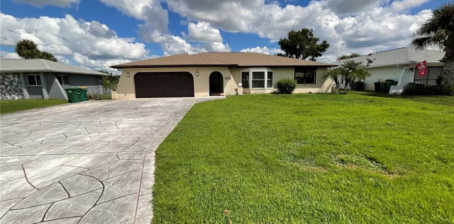 House in Port Charlotte, Florida 3 bedrooms, 174.75 sq.m. № 1381454