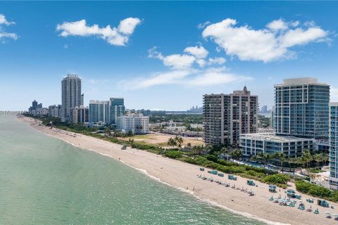 Condo in Miami Beach, Florida, 3 bedrooms  № 1410646 - photo 1