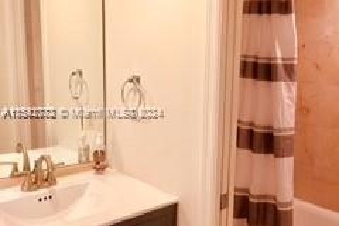 Condo in Miami Beach, Florida, 1 bedroom  № 1040388 - photo 10