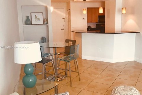 Condo in Miami Beach, Florida, 1 bedroom  № 1040388 - photo 2