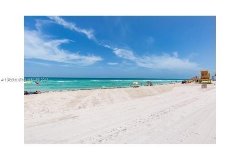 Condominio en venta en Miami Beach, Florida, 1 dormitorio, 75.07 m2 № 1040388 - foto 1