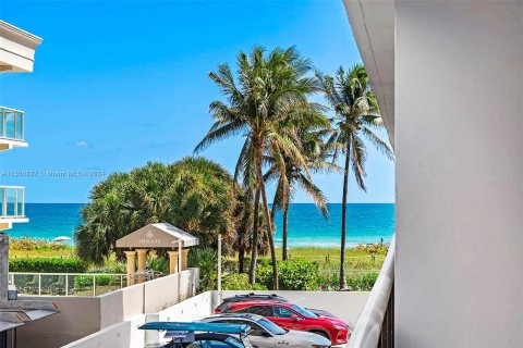 Condominio en venta en Surfside, Florida, 2 dormitorios, 117.06 m2 № 1065417 - foto 19