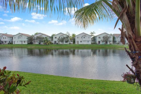 Townhouse in Riviera Beach, Florida 3 bedrooms, 137.68 sq.m. № 1076980 - photo 2