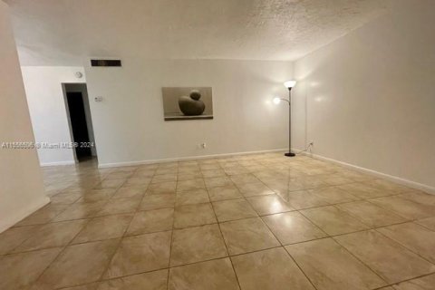 Condominio en venta en North Miami, Florida, 1 dormitorio, 52.03 m2 № 1078163 - foto 2
