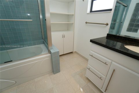 Condo in Miami Beach, Florida, 2 bedrooms  № 1235792 - photo 3