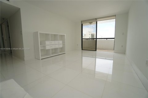 Condo in Miami Beach, Florida, 2 bedrooms  № 1235792 - photo 17