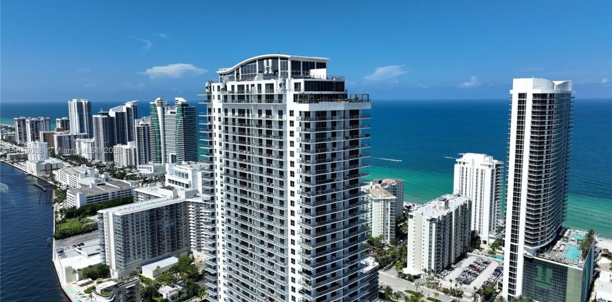 Condominio en Hollywood, Florida, 2 dormitorios  № 1241225