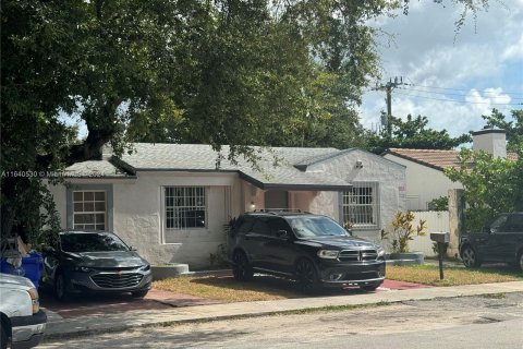 Propiedad comercial en venta en Miami, Florida, 186.83 m2 № 1325487 - foto 1