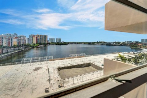 Condo in Sunny Isles Beach, Florida, 1 bedroom  № 1325576 - photo 16