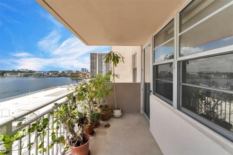 Condo in Sunny Isles Beach, Florida, 1 bedroom  № 1325576 - photo 4