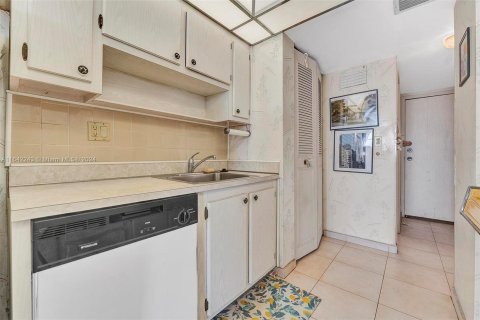 Condo in Sunny Isles Beach, Florida, 1 bedroom  № 1325576 - photo 13