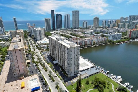 Condo in Sunny Isles Beach, Florida, 1 bedroom  № 1325576 - photo 1