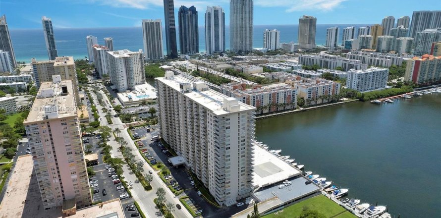 Condo in Sunny Isles Beach, Florida, 1 bedroom  № 1325576