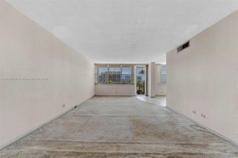 Condo in Sunny Isles Beach, Florida, 1 bedroom  № 1325576 - photo 14