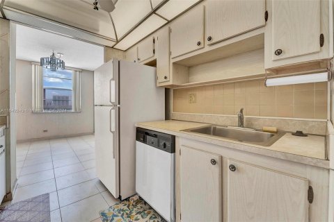 Condo in Sunny Isles Beach, Florida, 1 bedroom  № 1325576 - photo 11