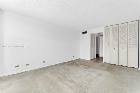 Condo in Sunny Isles Beach, Florida, 1 bedroom  № 1325576 - photo 17