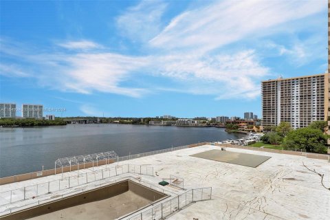 Condo in Sunny Isles Beach, Florida, 1 bedroom  № 1325576 - photo 27