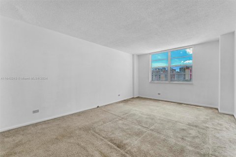 Condo in Sunny Isles Beach, Florida, 1 bedroom  № 1325576 - photo 15