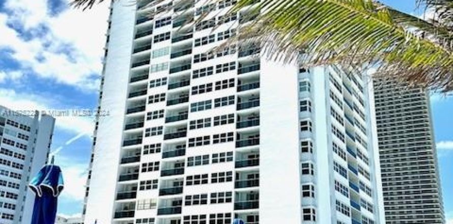 Condo in Hallandale Beach, Florida, 4 bedrooms  № 1401178