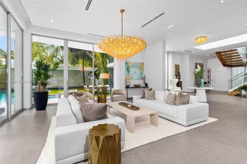 House in Miami Beach, Florida 7 bedrooms, 603.03 sq.m. № 1401209 - photo 11