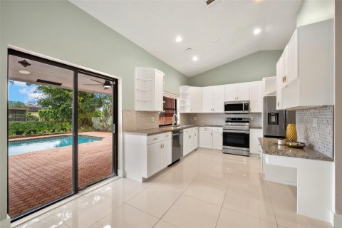 House in Coral Springs, Florida 4 bedrooms, 197.05 sq.m. № 1060114 - photo 21