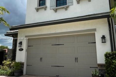 House in Pembroke Pines, Florida 3 bedrooms, 240.52 sq.m. № 1220589 - photo 5