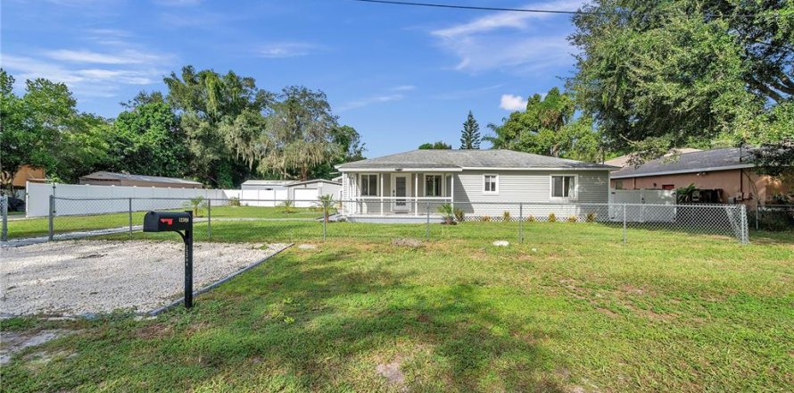 House in Tampa, Florida 6 bedrooms, 158.31 sq.m. № 1384975