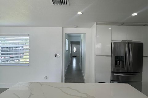 House in Miami, Florida 3 bedrooms, 101.45 sq.m. № 1391596 - photo 12